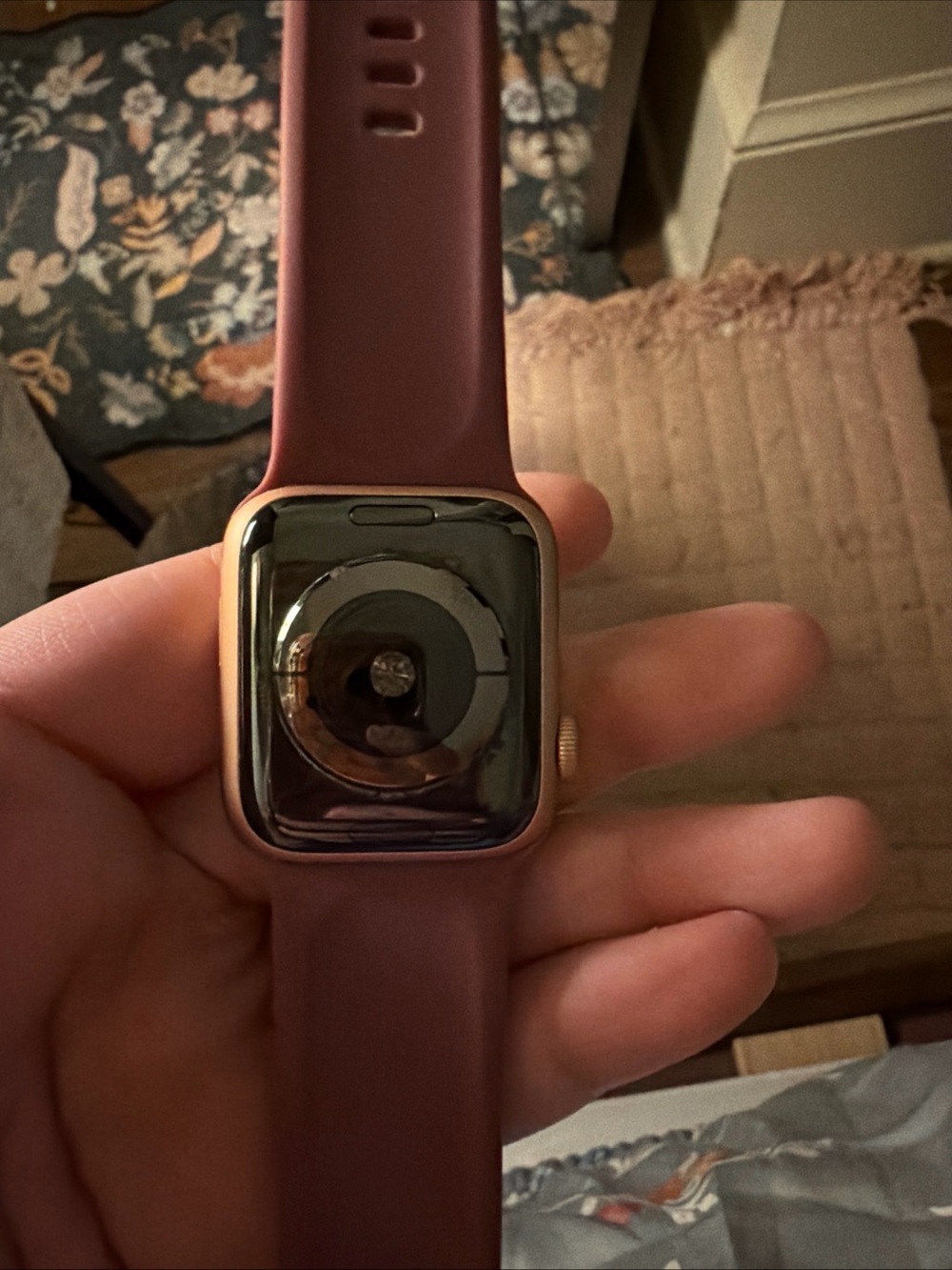Series 4 Apple Watch W/ Multiple Interchangeable Bands (92% Battery Health) - Picture 5 of 9